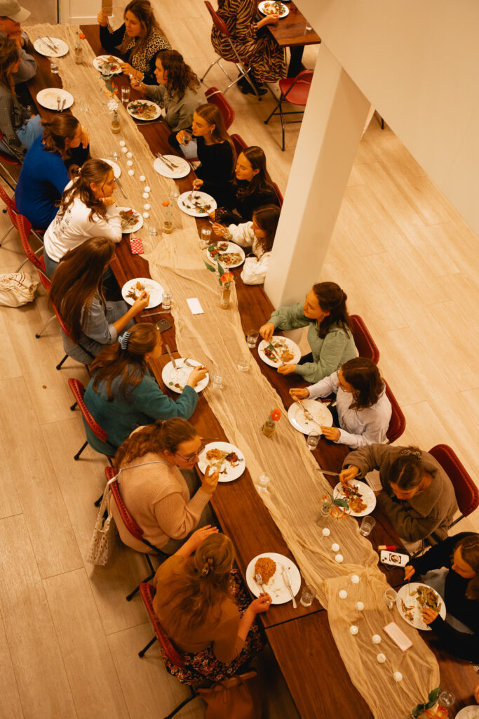 tijdens een event wordt er gegeten aan tafel
