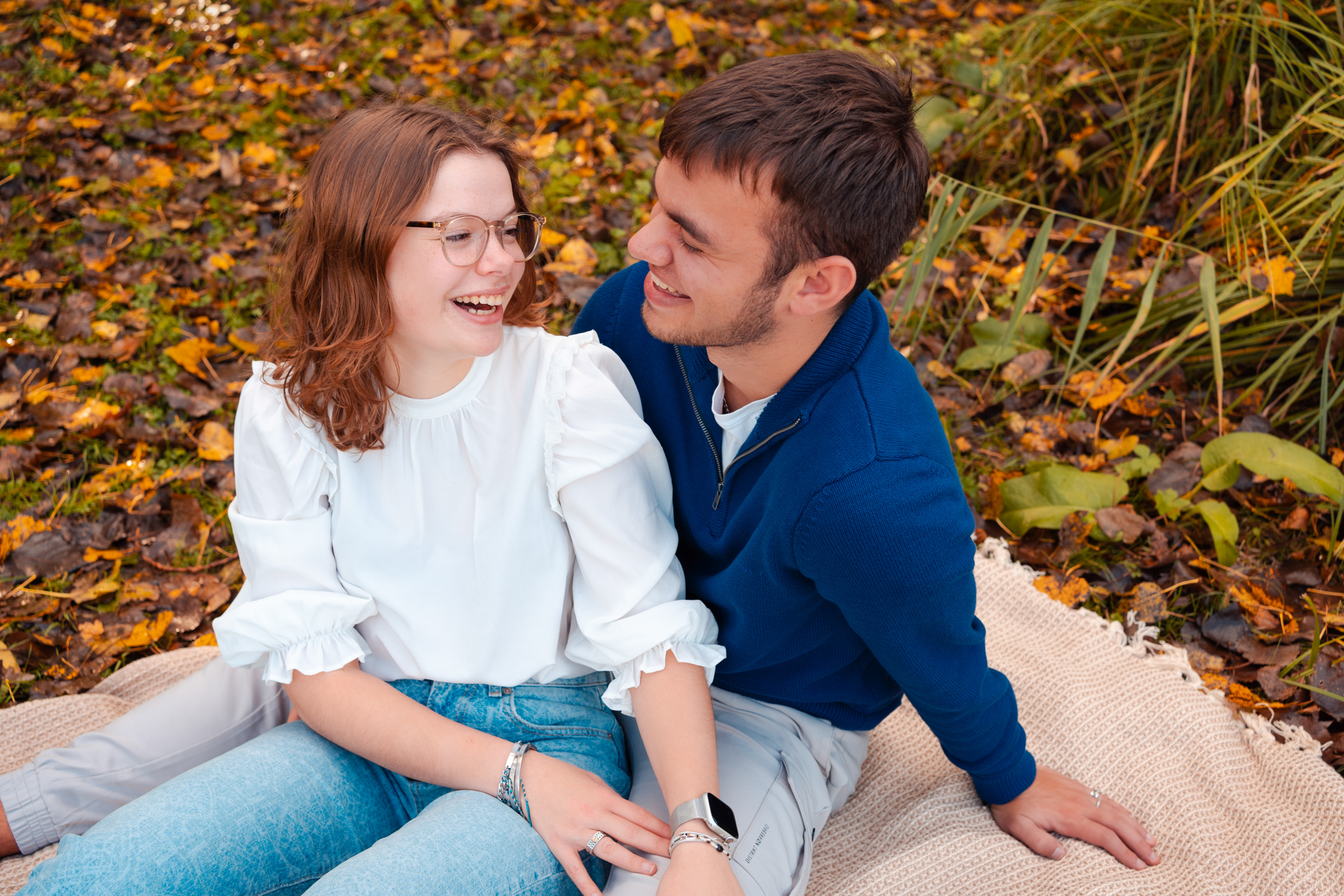 koppel kijkt naar elkaar tijdens een shoot in de herfst